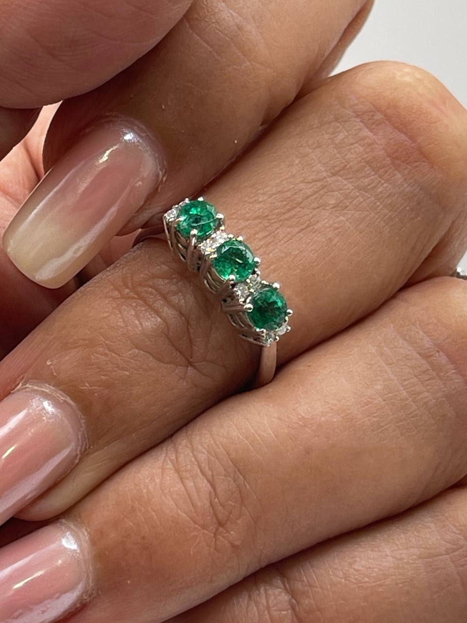 ANELLO IN ORO BIANCO E SMERALDI