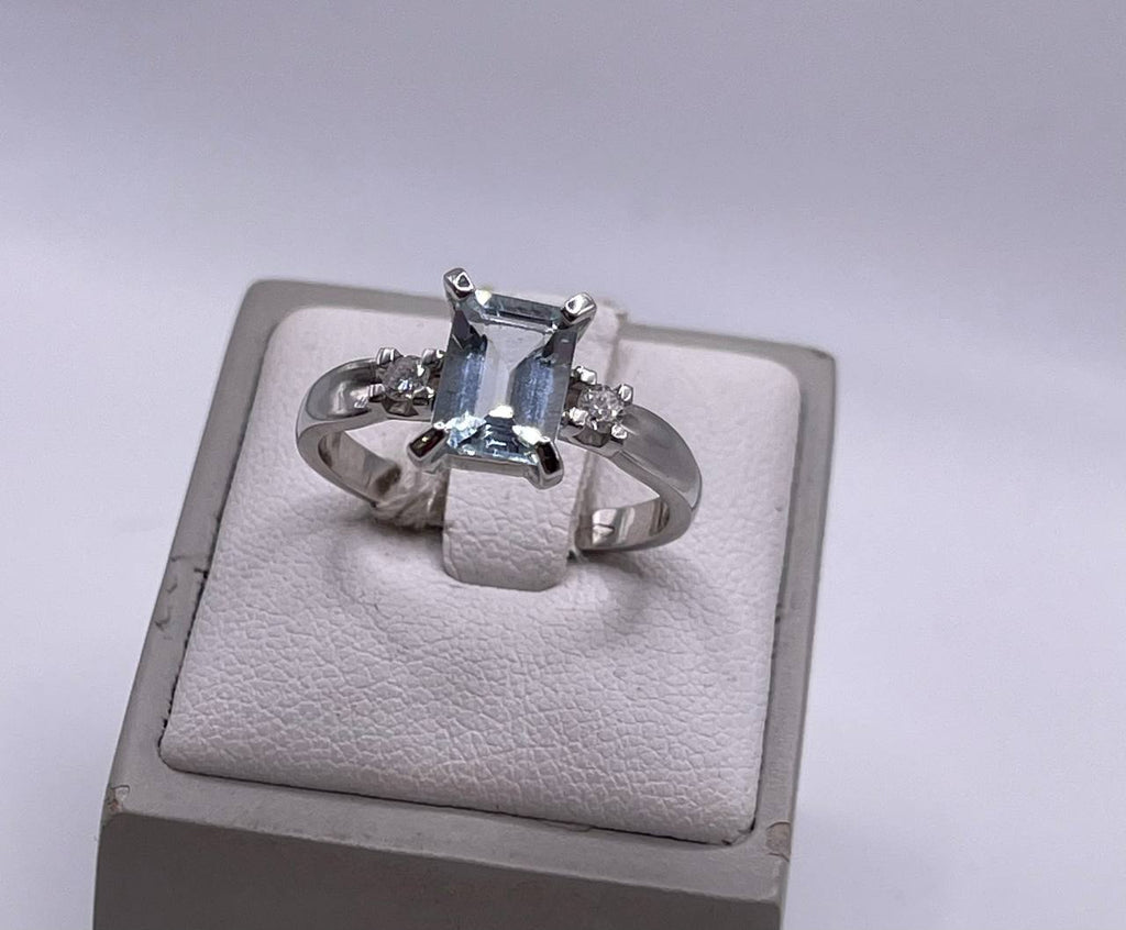 ANELLO IN ORO E ACQUAMARINA