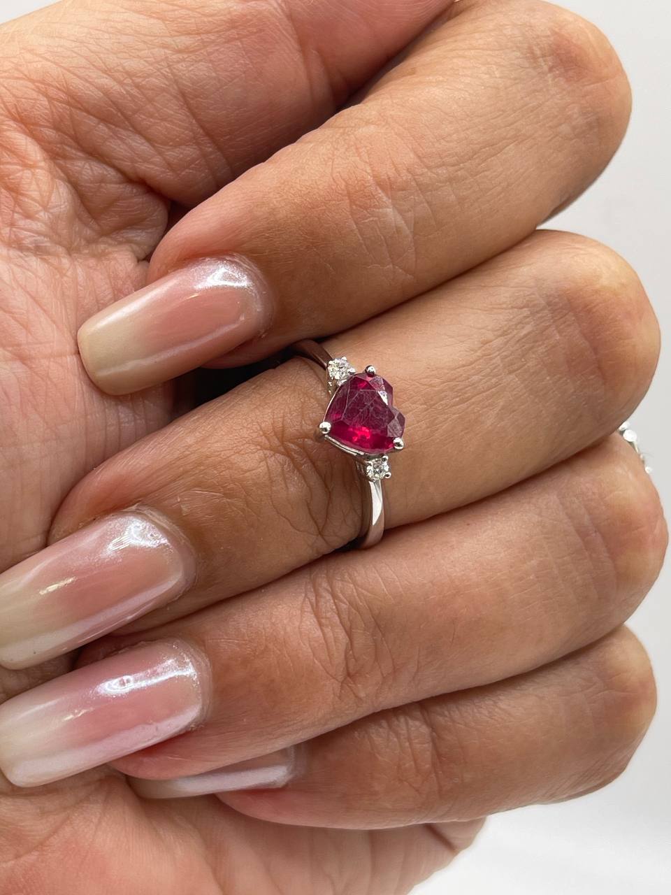 ANELLO IN ORO BIANCO E RUBINO CUORE