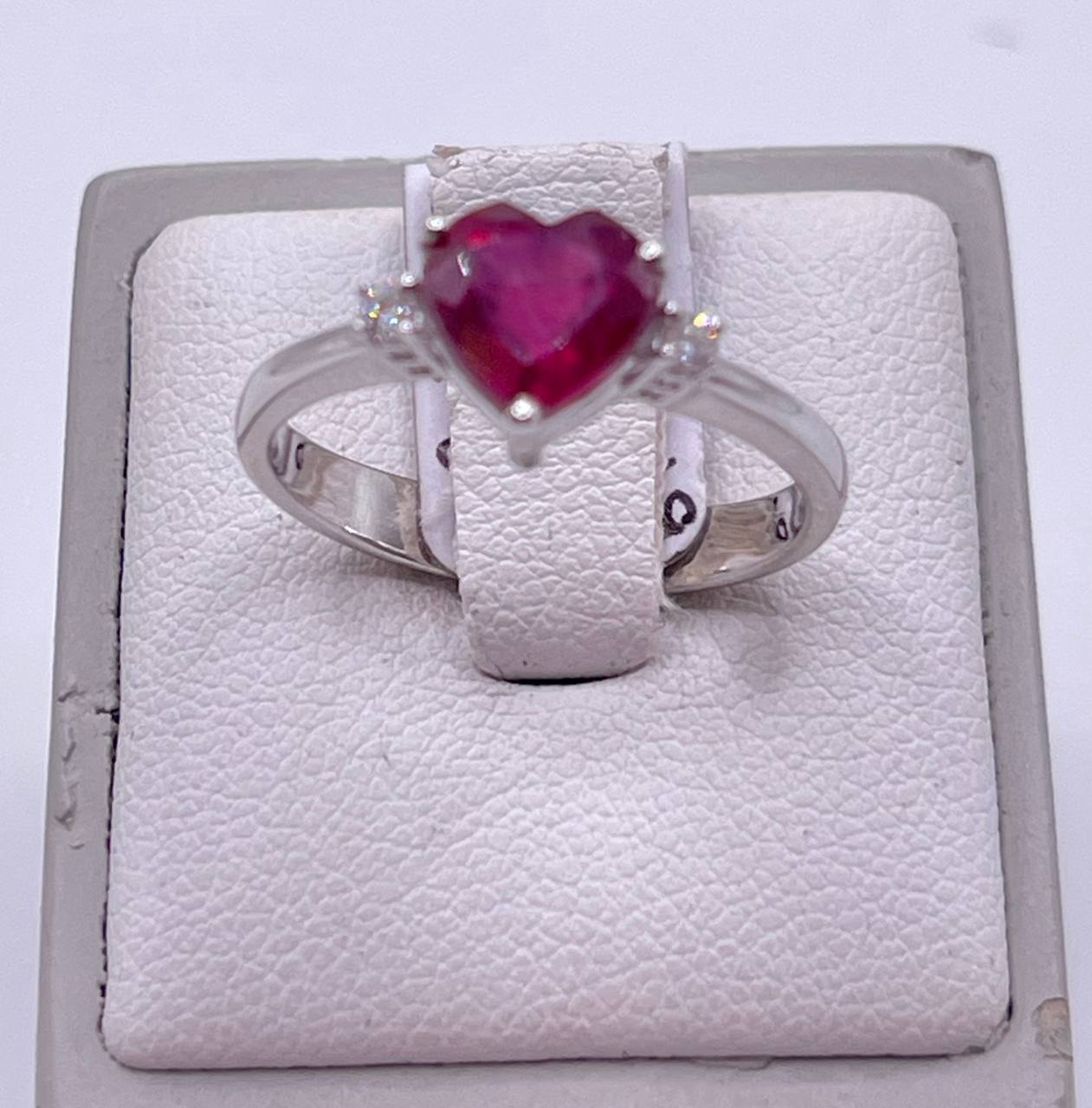 ANELLO IN ORO BIANCO E RUBINO CUORE