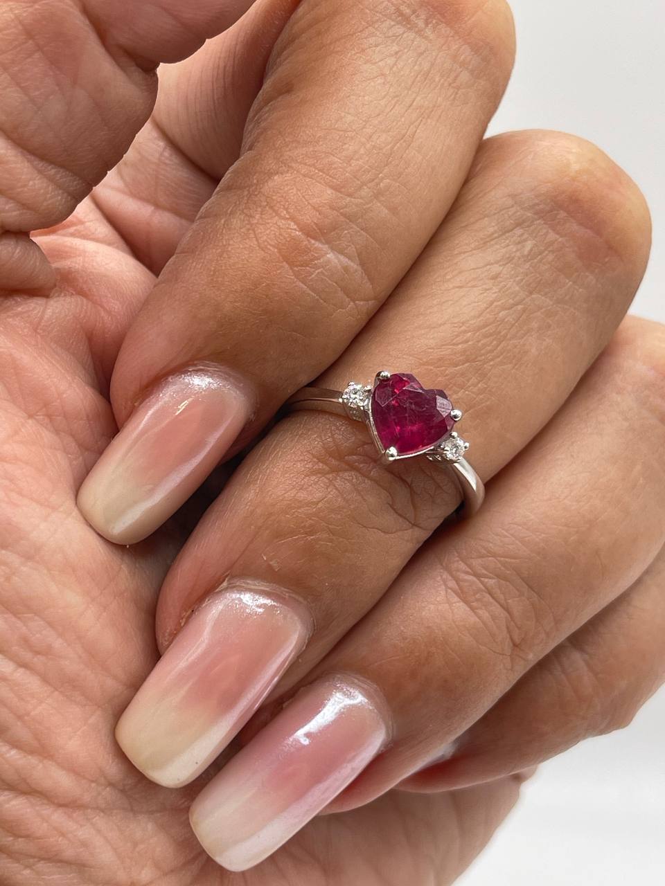 ANELLO IN ORO BIANCO E RUBINO CUORE