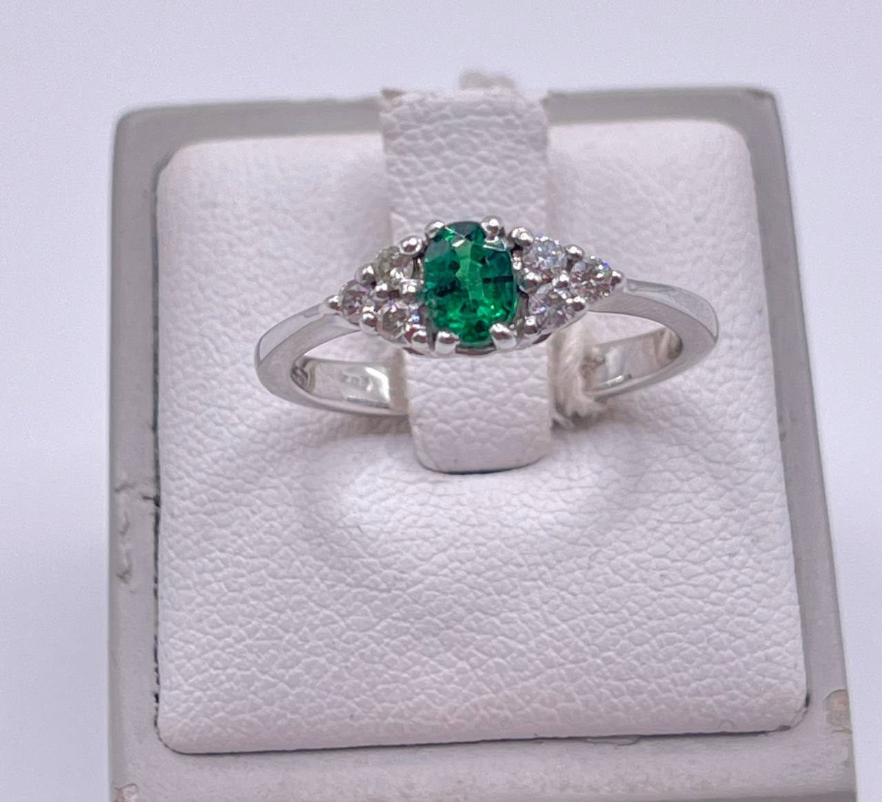 ANELLO IN ORO BIANCO E SMERALDO