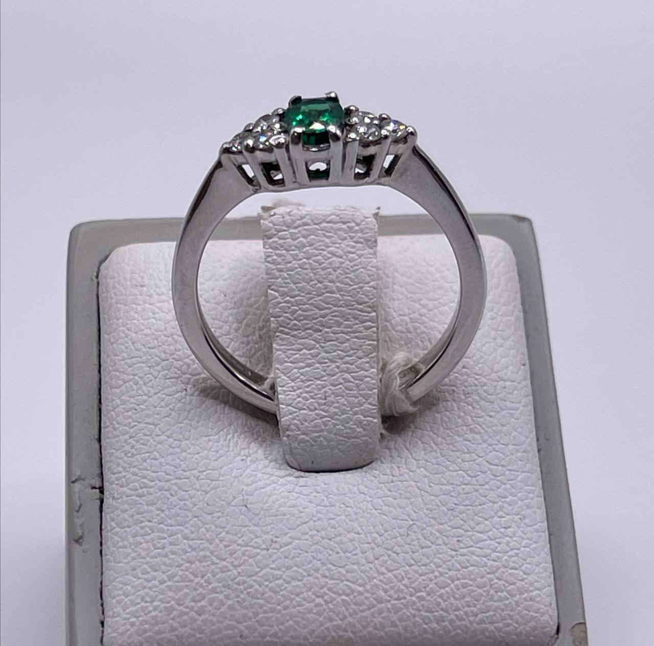 ANELLO IN ORO BIANCO E SMERALDO