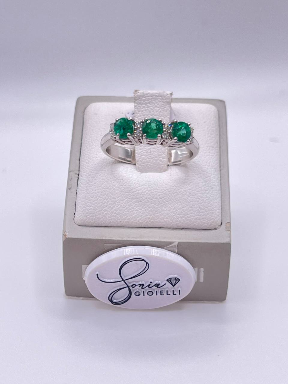 ANELLO IN ORO BIANCO E SMERALDI