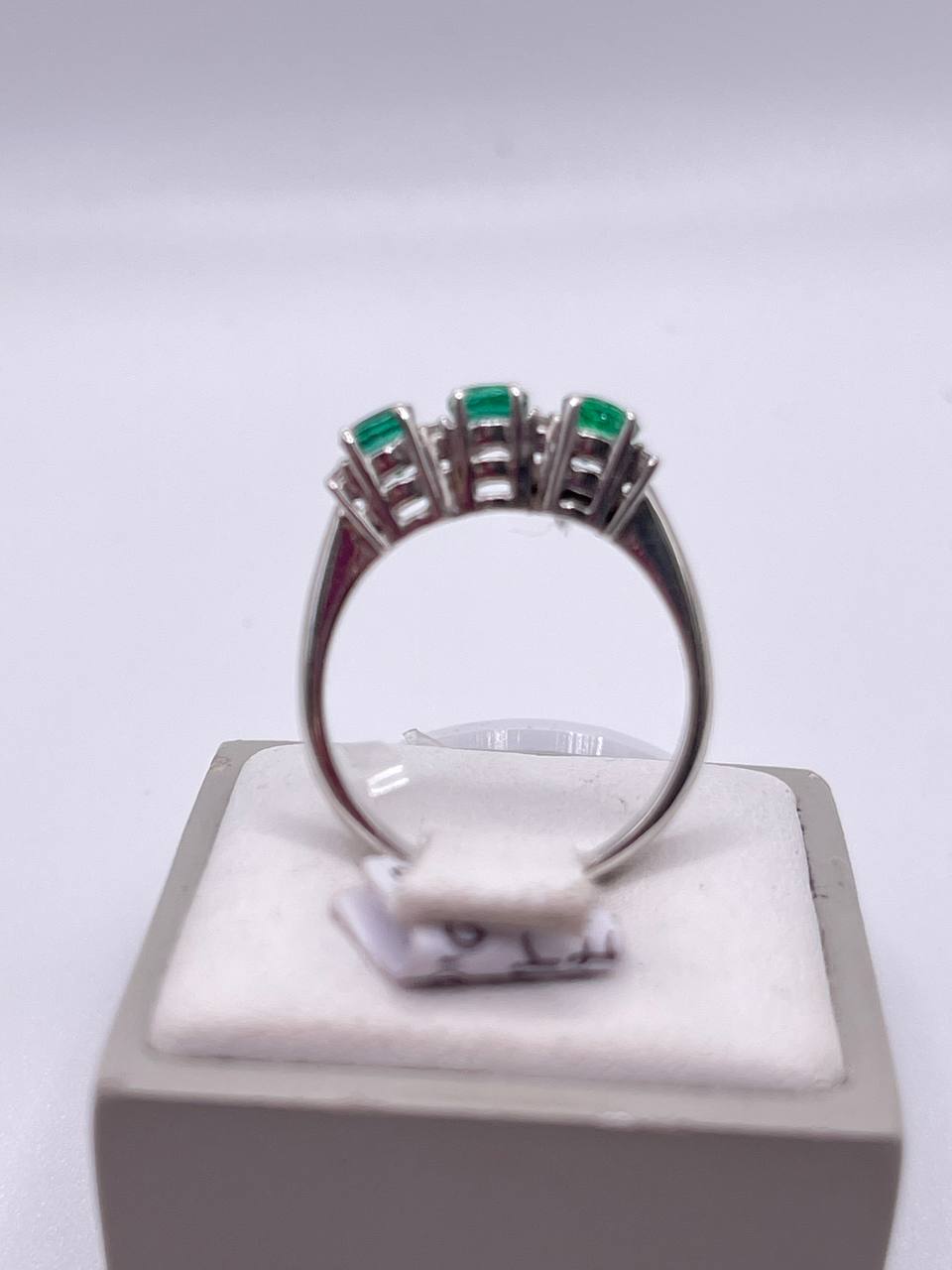 ANELLO IN ORO BIANCO E SMERALDI