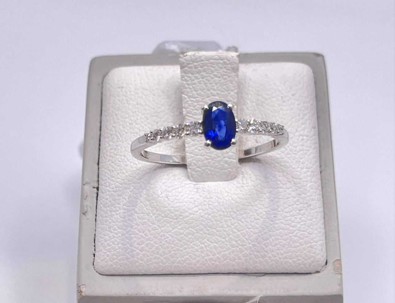 ANELLO IN ORO BIANCO E ZAFFIRO