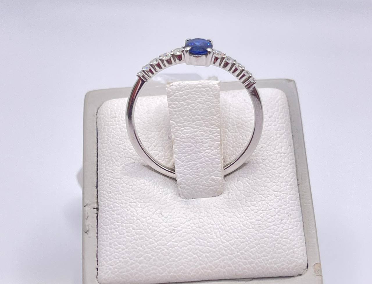 ANELLO IN ORO BIANCO E ZAFFIRO