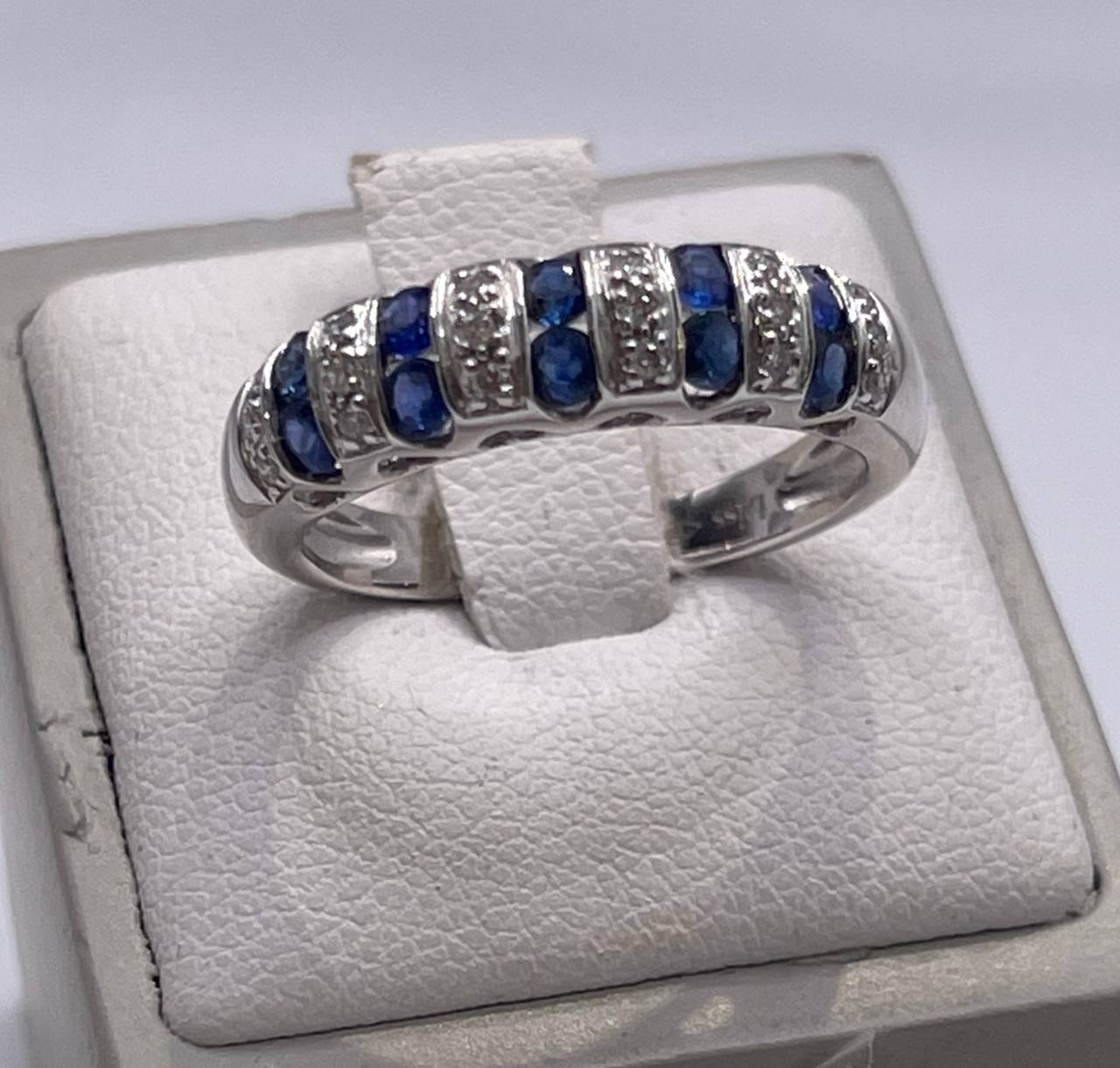 ANELLO IN ORO BIANCO E ZAFFIRI A FASCIA