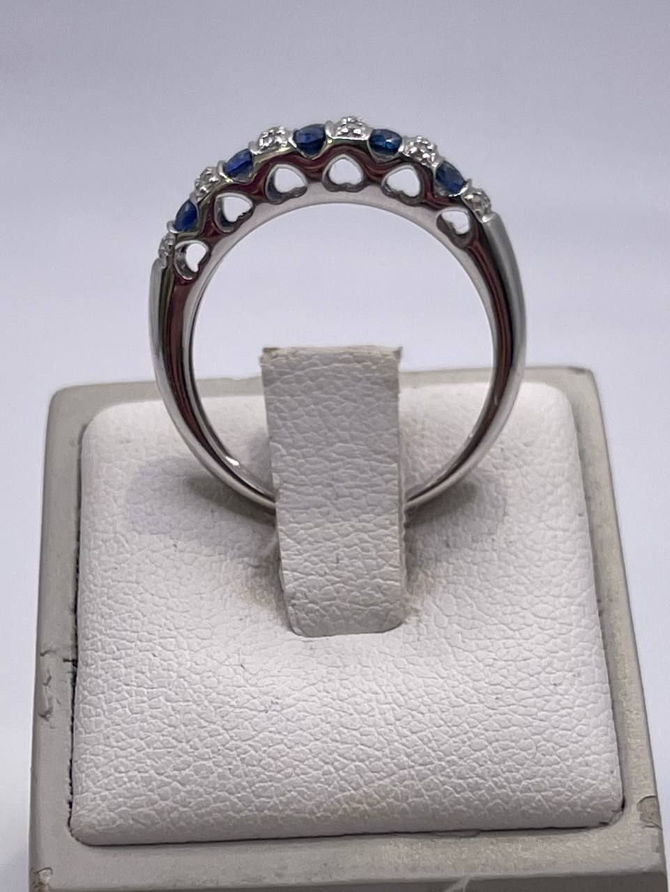 ANELLO IN ORO BIANCO E ZAFFIRI A FASCIA