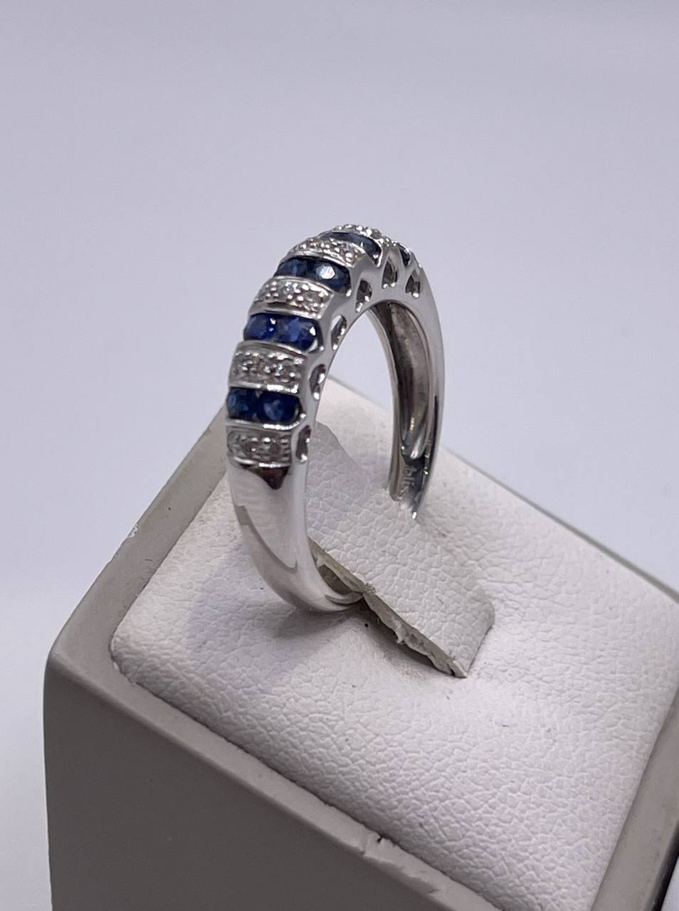 ANELLO IN ORO BIANCO E ZAFFIRI A FASCIA