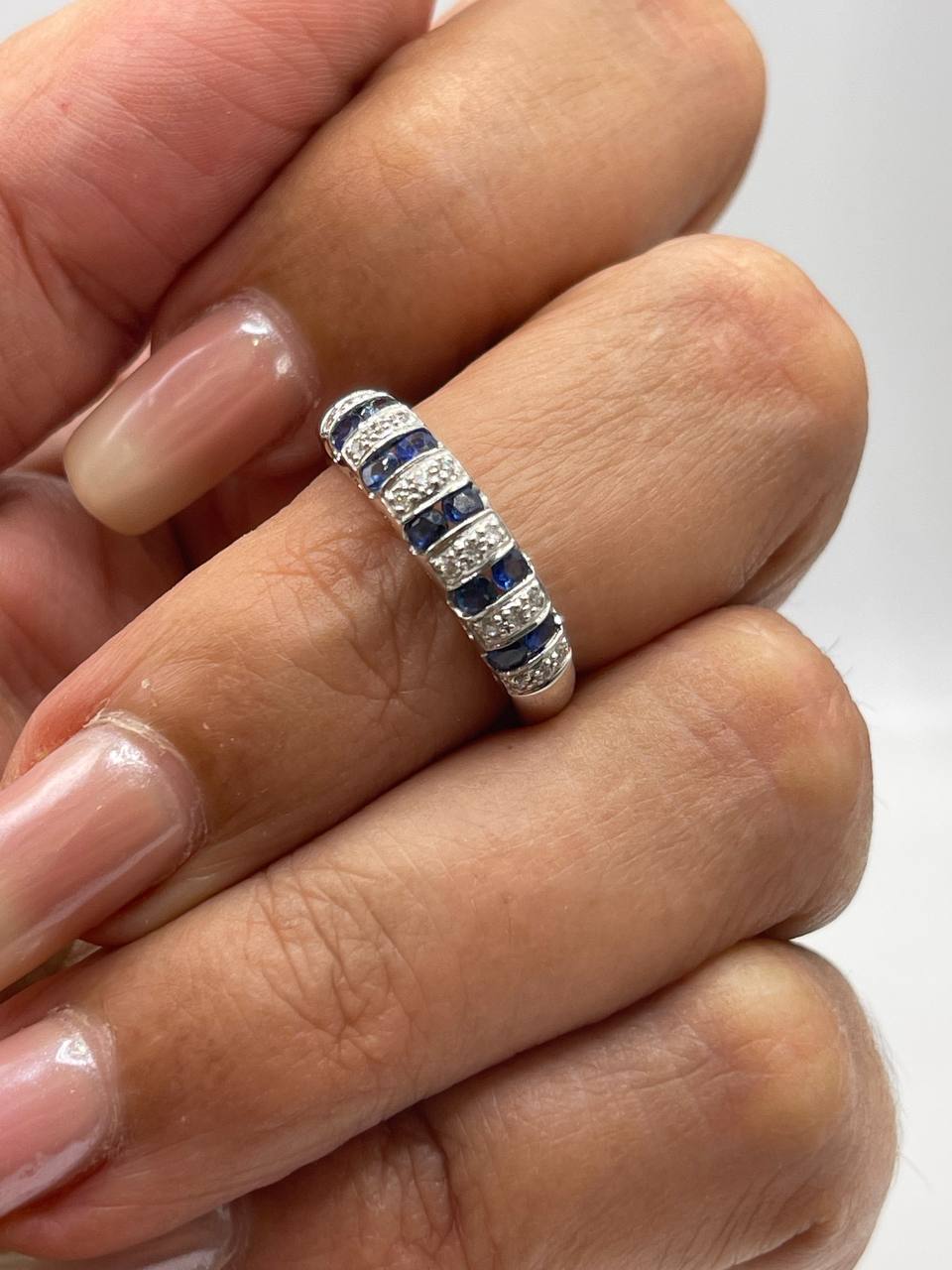 ANELLO IN ORO BIANCO E ZAFFIRI A FASCIA