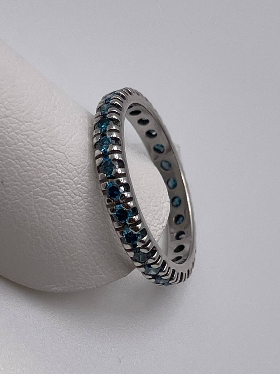 ANELLO IN ORO BIANCO E DIAMANTI AZZURRI