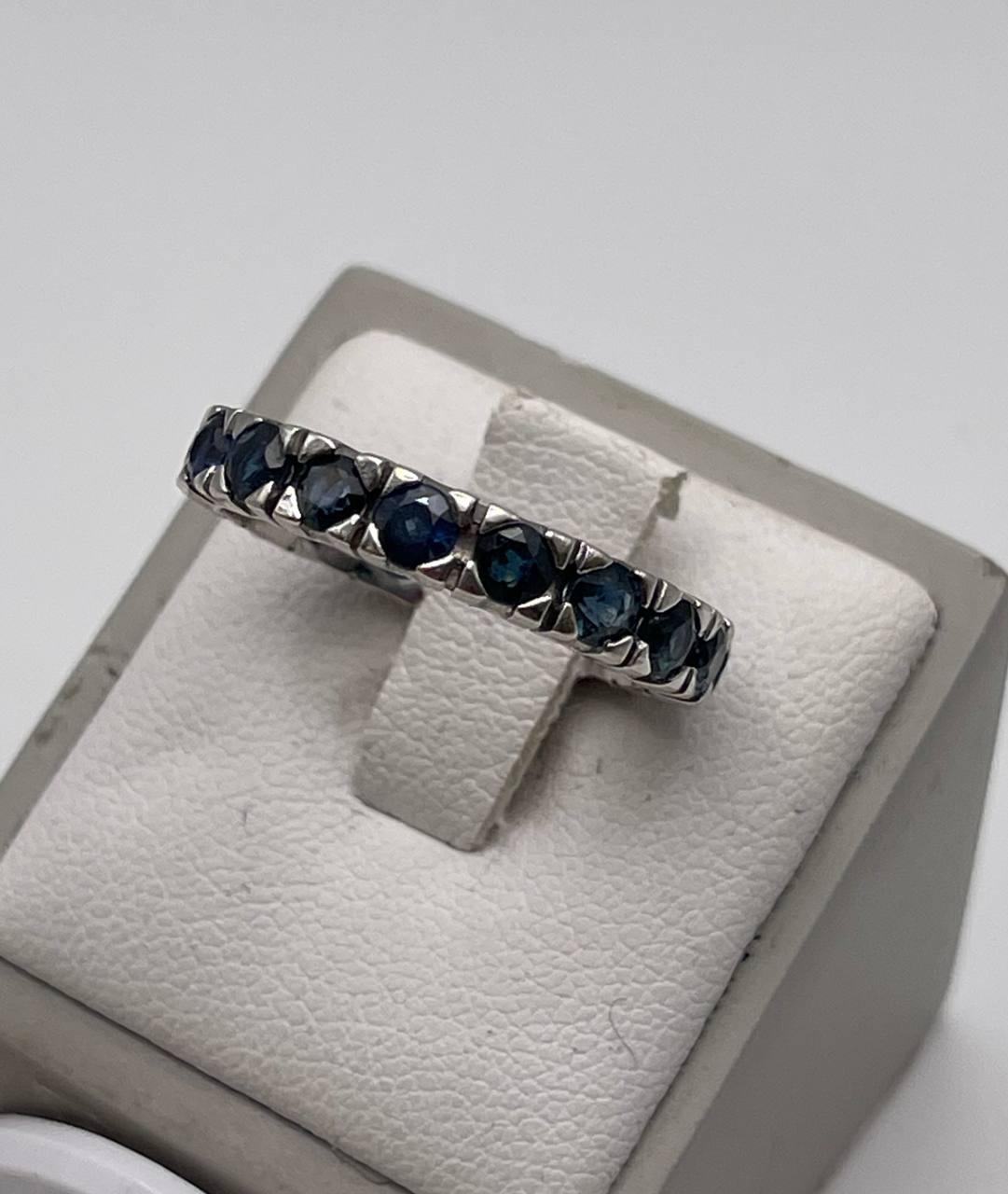 ANELLO IN ORO BIANCO E DIAMANTI AZZURRI