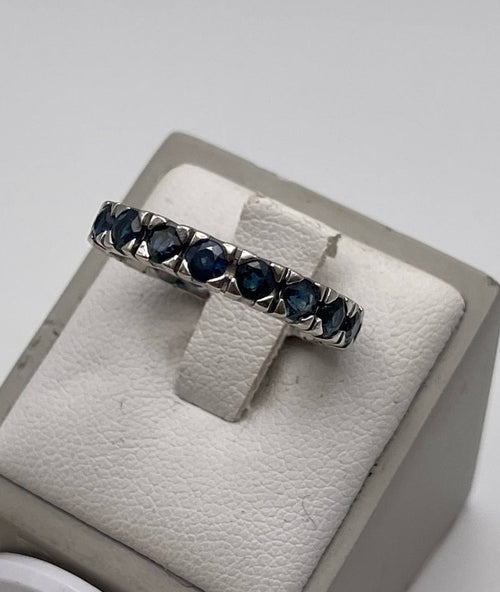 ANELLO IN ORO BIANCO E DIAMANTI AZZURRI