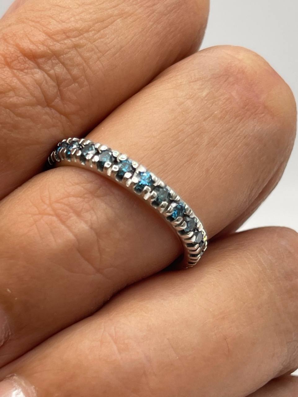 ANELLO IN ORO BIANCO E DIAMANTI AZZURRI