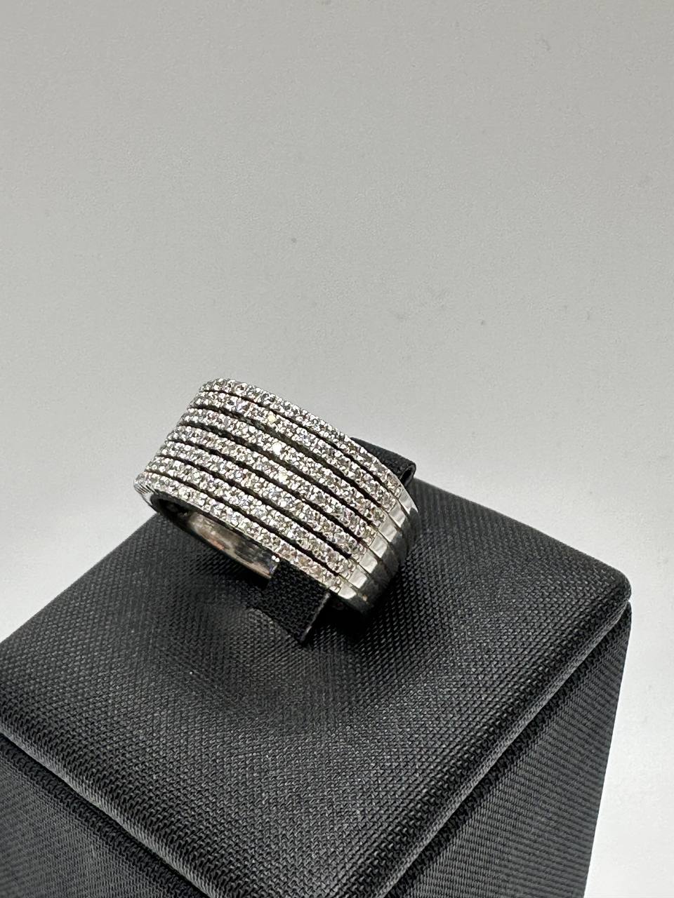 ANELLO IN ORO A FASCIA CON DIAMANTI