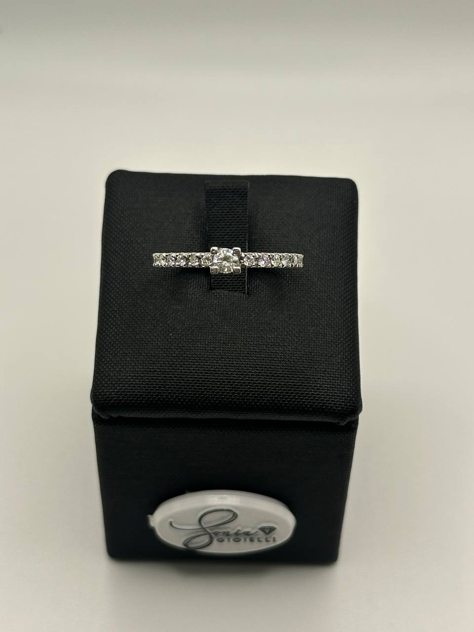 ANELLO SOLITARIO IN ORO E DIAMANTI