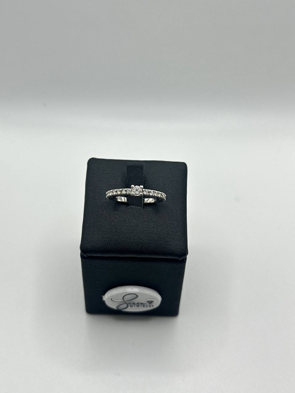 ANELLO SOLITARIO IN ORO E DIAMANTI