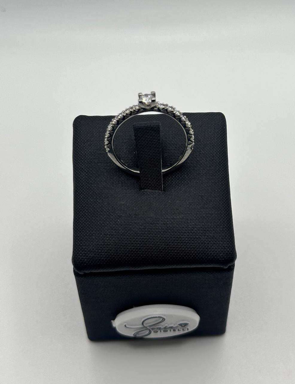 ANELLO SOLITARIO IN ORO E DIAMANTI