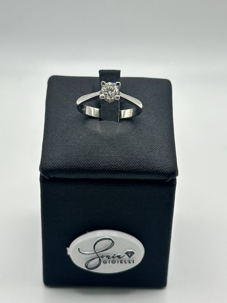 ANELLO SOLITARIO IN ORO E DIAMANTE CENTRALE