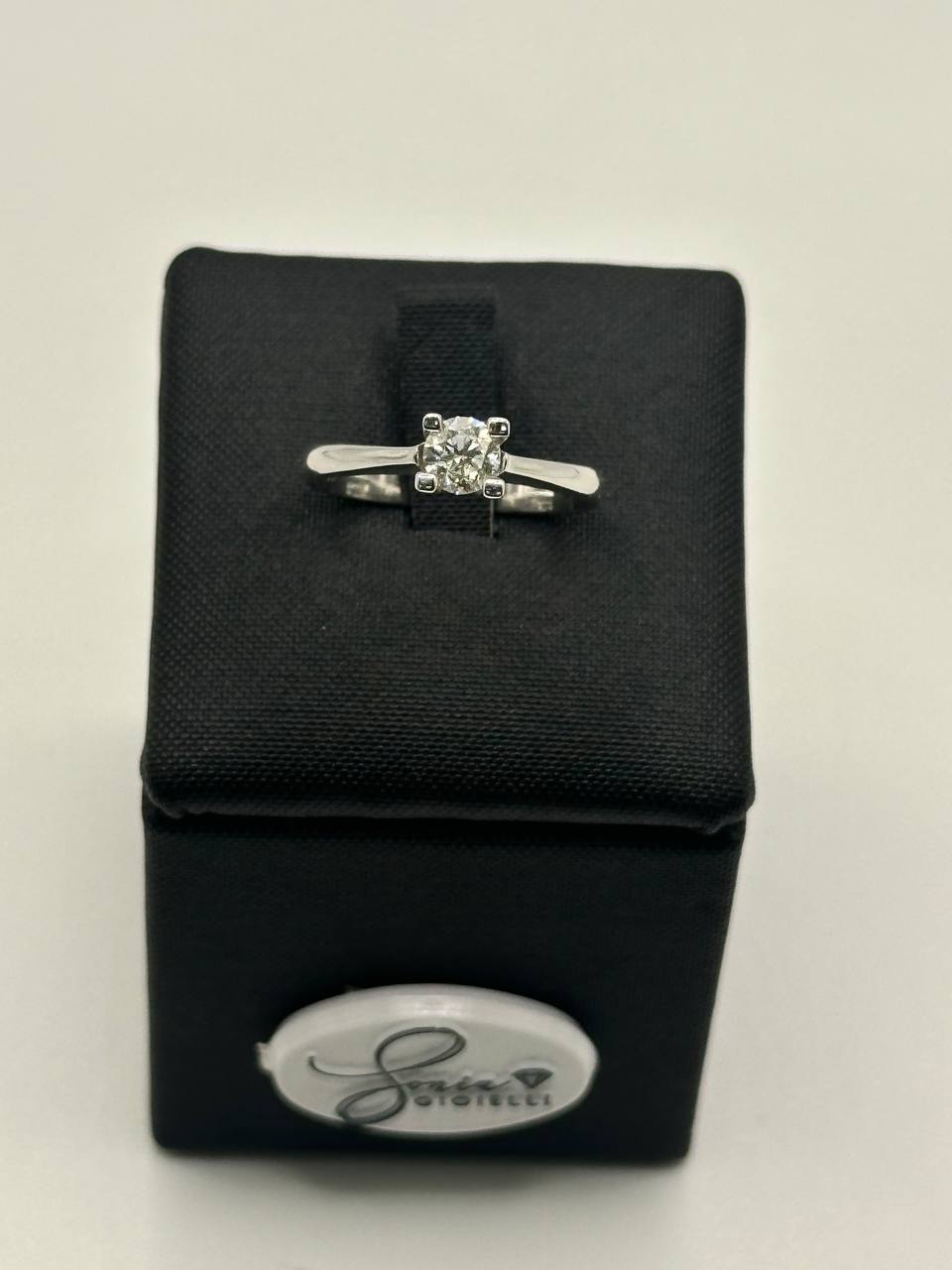 ANELLO SOLITARIO IN ORO E DIAMANTE CENTRALE