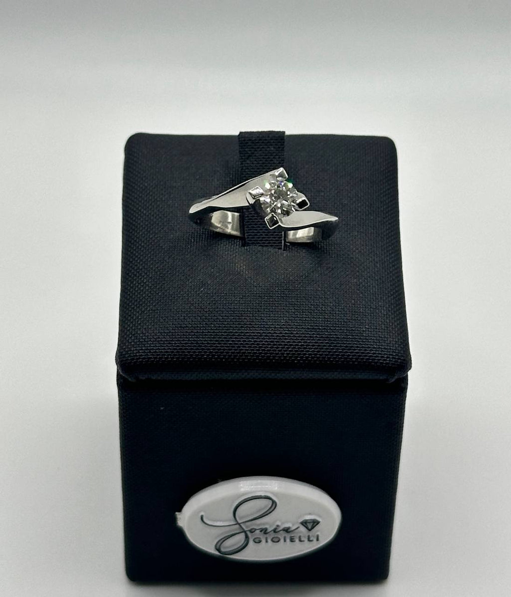 ANELLO SOLITARIO IN ORO E DIAMANTE CENTRALE