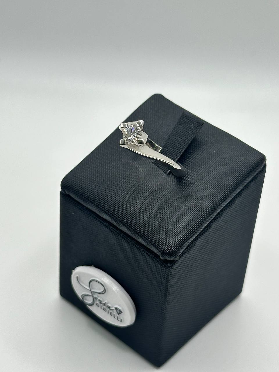 ANELLO SOLITARIO IN ORO E DIAMANTE CENTRALE