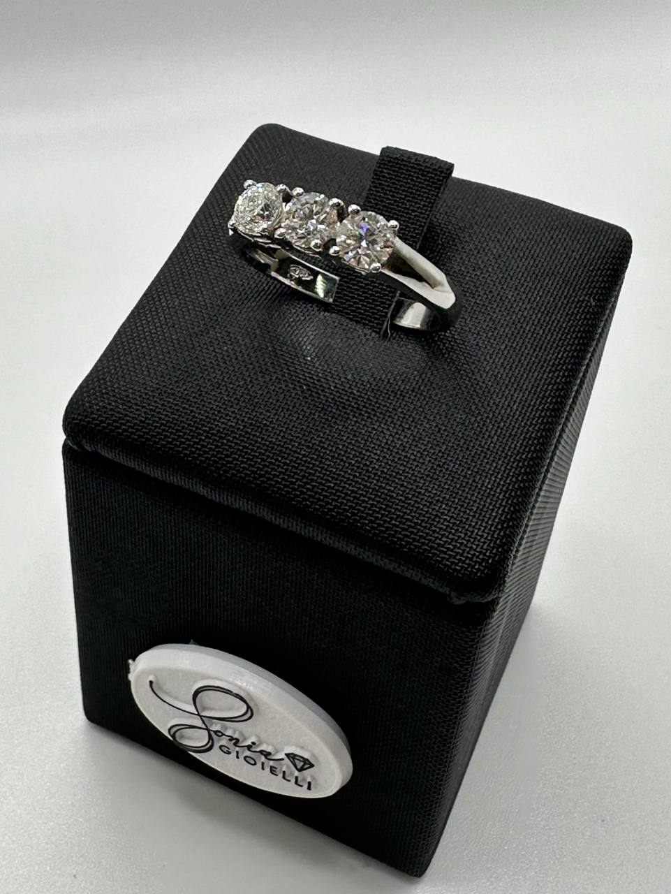 ANELLO TRILOGY IN ORO E DIAMANTI