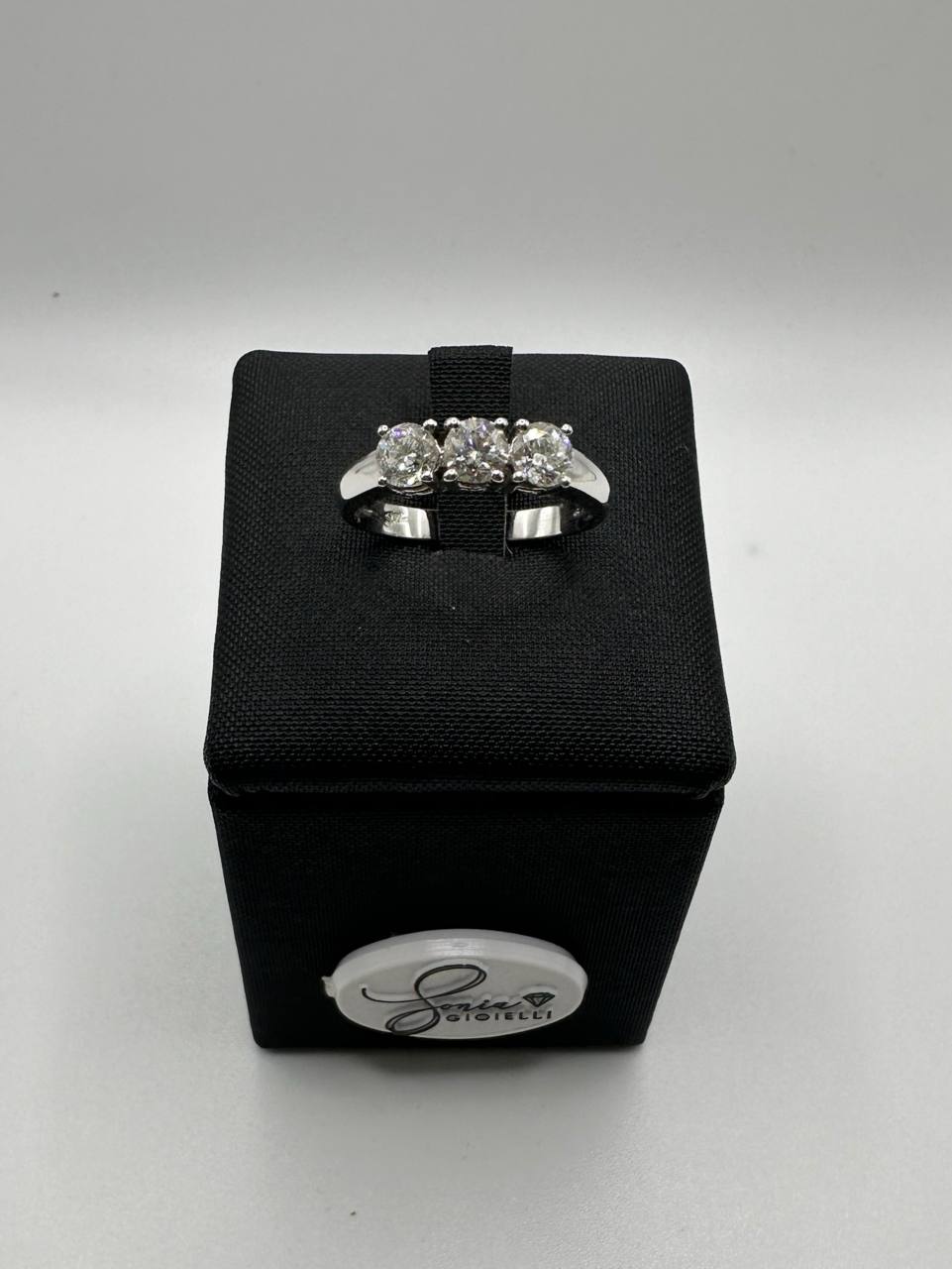 ANELLO TRILOGY IN ORO E DIAMANTI